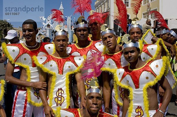 Kostümierten Männer feiert Karneval  Mindelo  Sao Vicente  Kap Verde  Afrika