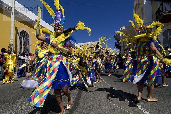 Kostümierte Frauen tanzen  Karneval  Mindelo  Sao Vicente  Kap Verde  Afrika