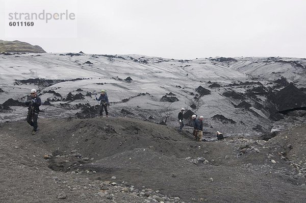 Wanderer zu Fuß über den Solheimajokull Gletscher  Island  Polarregionen