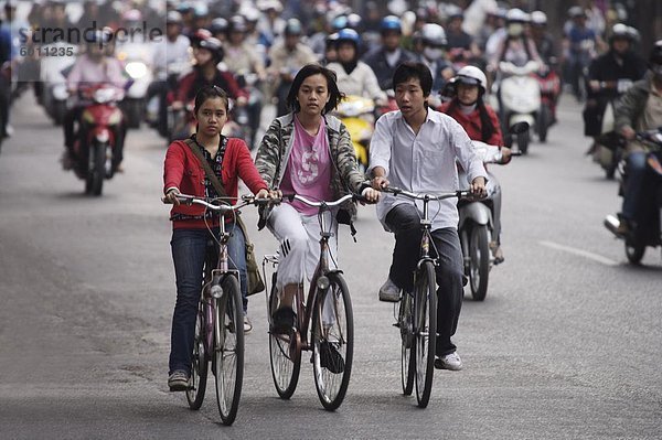 Kinder auf Fahrrädern  Hanoi  Vietnam  Indochina  Südostasien  Asien