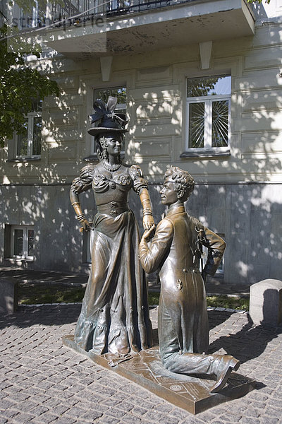 Pronja-Prokopovna und Svirid Golohvastov Statue Darstellung Helden des Stücks nach zwei Hasen von Staritskiy geformt wie von Schauspielern gespielt  Krynitsyna und Borysov  durch Shchur und Sivko  Andeyevsky Spusk  Kiew  Ukraine  Europa