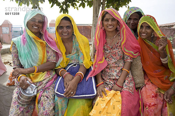 Frauen warten Dorf Jeep nach ihren Morgen verschieben arbeiten mit Kühen  Binawas  Rajasthan  Indien  Asien