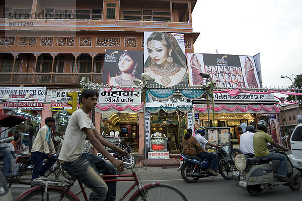 Verkehr in Jaipur Stadtzentrum an Diwali Zeit  Jaipur  Rajasthan  Indien  Asien