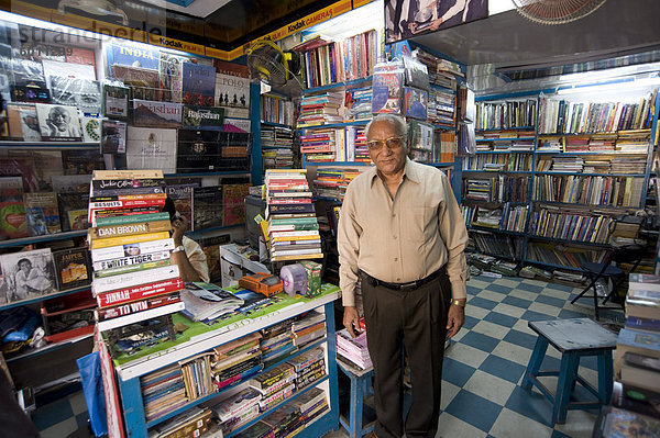 Herr G. M. Singhvi  Besitzer der Bücher-Ecke  eine hervorragende kleine Buchhandlung in Jaipur  Rajasthan  Indien  Asien