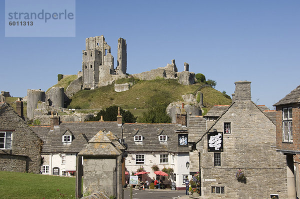 Corfe Dorf und Schloss  Dorset  England  Vereinigtes Königreich  Europa