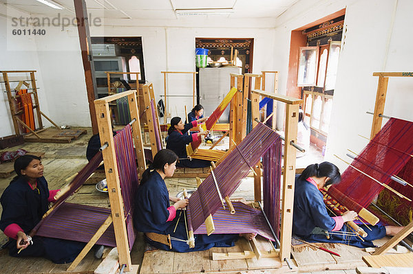 Weber am National Institute for Zorig Chusum Pedzoe  (Malschule)  Thimphu  Bhutan  Asien