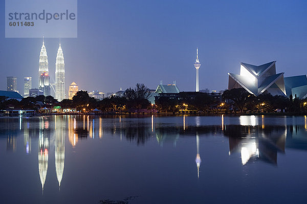 Petronas Towers und Istana Budaya National Theater  Lake Titiwangsa  Kuala Lumpur  Malaysia  Südostasien  Asien