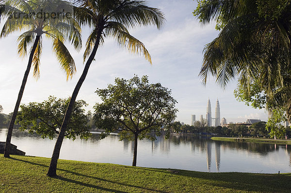 Petronas Towers  Lake Titiwangsa  Kuala Lumpur  Malaysia  Südostasien  Asien