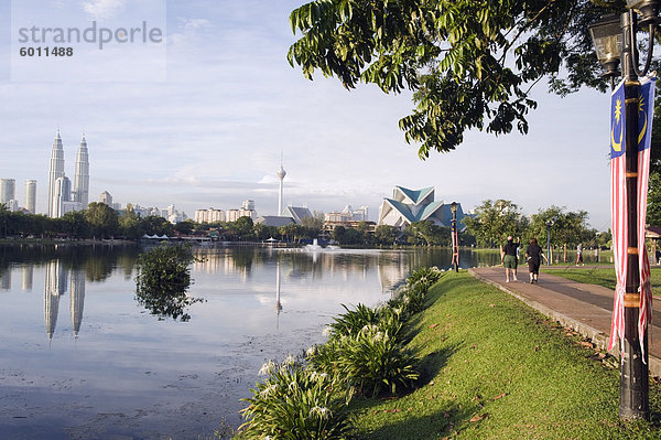 KL Tower  Petronas Towers und Istana Budaya National Theater  Lake Titiwangsa  Kuala Lumpur  Malaysia  Südostasien  Asien