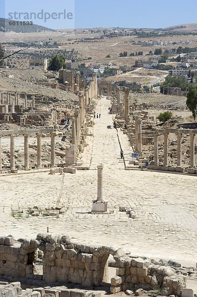 Oval Plaza (Forum) und Cardo Maximus Kolonnaden Straße  römische Stadt Jerash  Jordan  Naher Osten