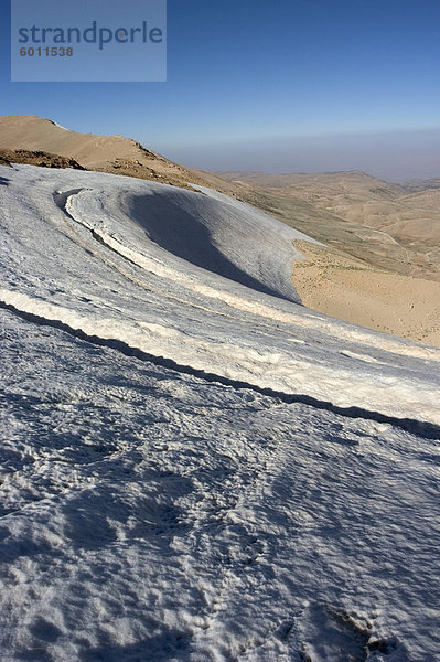 Schnee bedeckten Berge  Qurnat als-Sauda  3090m  Bcharre  Qadisha Valley  Nord-Libanon  Naher Osten