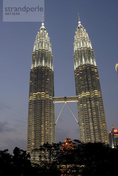 Petronas Twin Towers  eines der höchsten Gebäude der Welt  bei Dämmerung  Kuala Lumpur  Malaysia  Südostasien  Asien