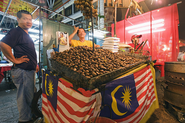 Gebackene Kastanien und malaysische Flagge  Petaling Street market  Chinatown  Kuala Lumpur  Malaysia  Südostasien  Asien