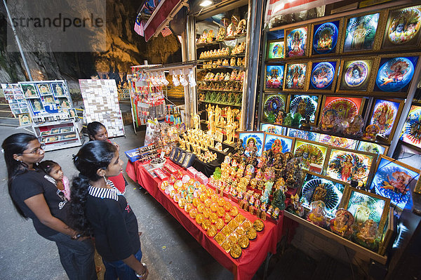 Indische Touristen betrachten Souveniers in Batu Caves  Kuala Lumpur  Malaysia  Südostasien  Asien