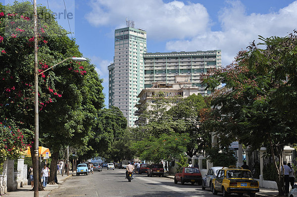 Calle 17 (17th Street) zu dem Focsa-Gebäude gebaut 1956  Vedado  Havanna  Kuba  Westindische Inseln  Mittelamerika