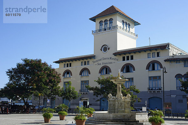 Havanna Hauptstadt Springbrunnen Brunnen Fontäne Fontänen Tradition Wohnhaus frontal Stadtplatz Westindische Inseln Mittelamerika Kuba Zierbrunnen Brunnen