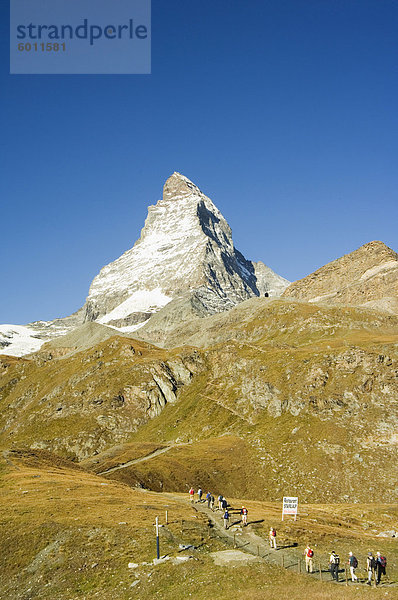 Linie der Wanderer zu Fuß auf Weg nahe dem Matterhorn 4477m  Zermatt Alpine Resort  Wallis  Schweiz  Europa