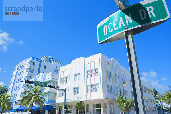 Gebäude und Straße unterzeichnen am Ocean Drive  Art Deco District  South Beach  Miami  Florida  Vereinigte Staaten von Amerika  Nordamerika