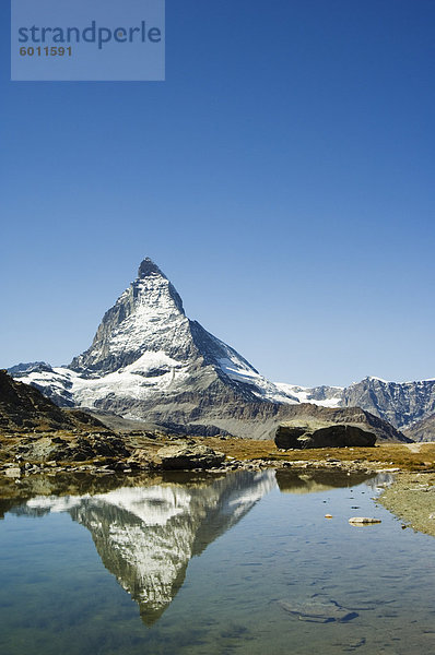 Reflexion im kleinen See des Matterhorns  4477m  Zermatt Alpine Resort  Wallis  Schweiz  Europa