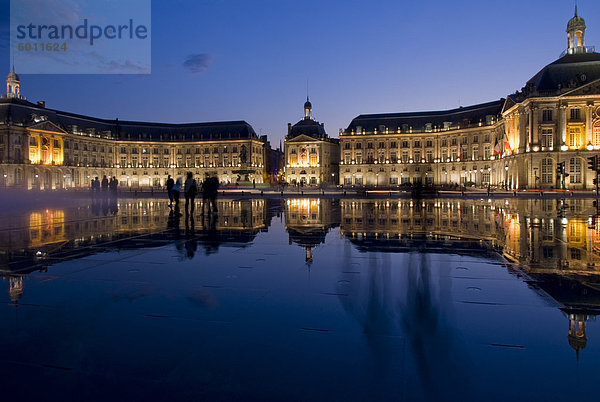 Place De La Bourse bei Nacht  Bordeaux  Aquitanien  Frankreich  Europa