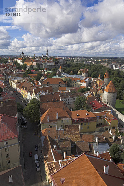 Mittelalterliche Stadtmauer  Wehrtürmen  Dächer der Altstadt  UNESCO-Weltkulturerbe und Toompea Hill  Tallinn  Estland  Baltikum  Europa