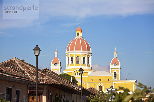 Calle La Calzada und Cathedral de Granada  Granada (Nicaragua)  Mittelamerika