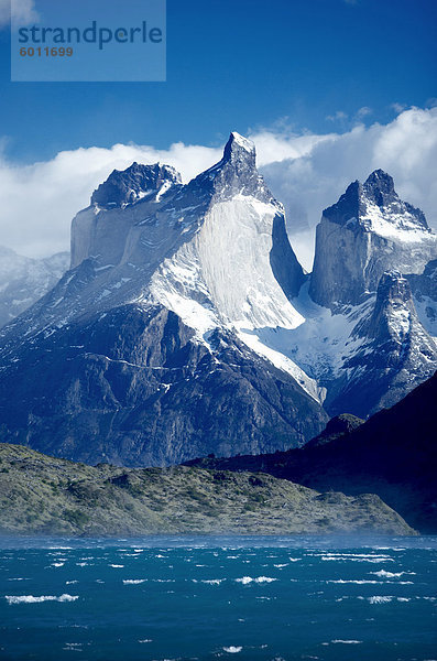 Cuernos del Paine (Hörner von Paine) und dem blauen Wasser des Lake Pehoe  Torres del Paine Nationalpark  Patagonien  Chile  Südamerika