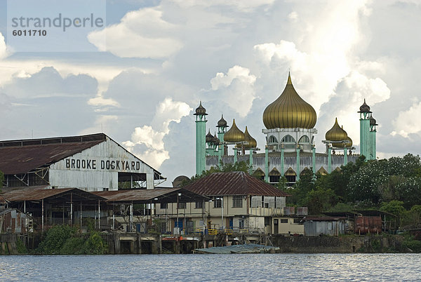 Jalan Masjid (Hauptmoschee) und Brooke Dockyard in der Altstadt von Kuching Stadt  Sarawak  Malaysia Borneo  Malaysia  Südostasien  Asien