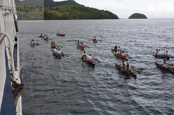 Traditionelle Kanu begrüßen die Einwohner von Kioa Island  Fiji  Südsee  Pazifik