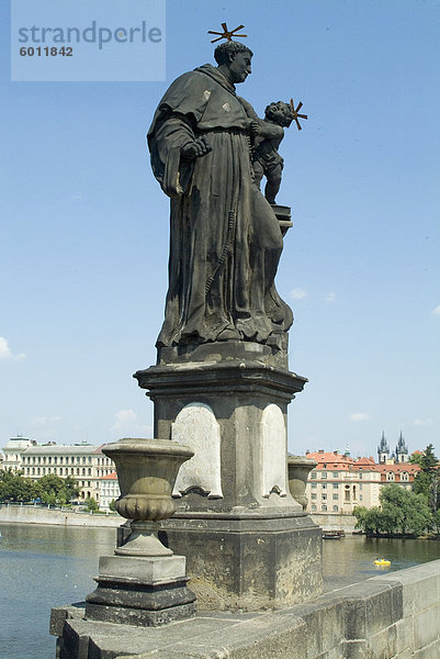 Skulptur Detail  Karlsbrücke  Prag  Tschechische Republik  Europa