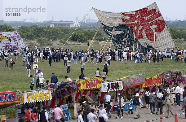 Sagami-Drachen-Festival  welches den größten Kite in Japan am Quadrat über 14 Metern und 1000 kg Gewicht  Sagamihara  Kanagawa  Japan  Asien verfügt