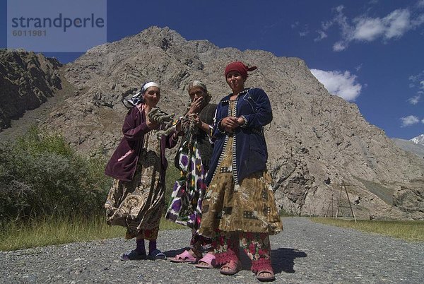 Feld Pfad führt nach Dushanbe  Bartang-Tal  Tadschikistan  Zentralasien  Asien