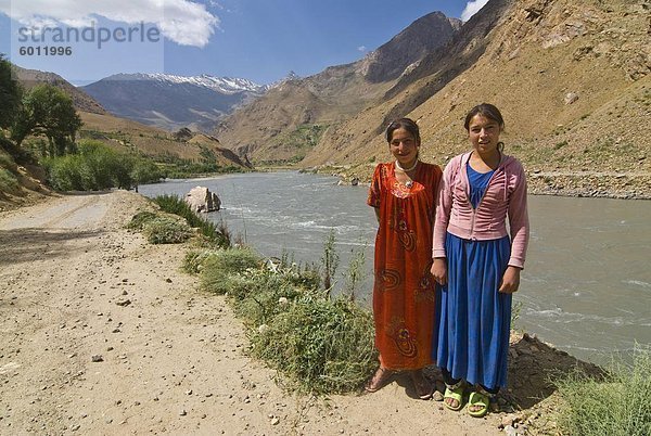 Lächelnd posiert am Fluss  Wakhan-Valley  der Pamir  Tadschikistan  Zentralasien  Asien