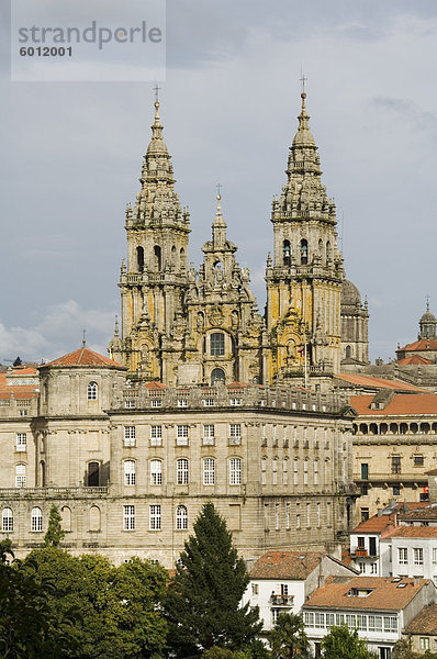 Santiago Kathedrale mit dem Palast des Raxoi im Vordergrund  UNESCO-Weltkulturerbe  Santiago De Compostela  Galicien  Spanien  Europa