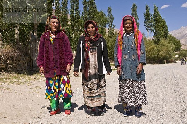 Drei alte Pamiri Frauen posiert für die Kamera  Langar  Wakhan Corrior  der Pamir  Tadschikistan  Zentralasien  Asien
