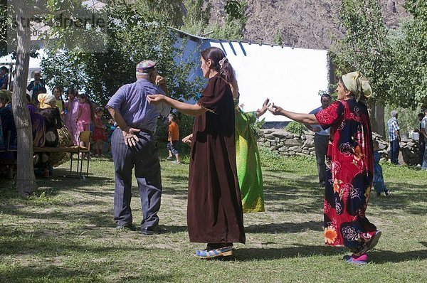 Tanzende Gäste auf Hochzeit von Pamiris  Bartang-Tal  Tadschikistan  Zentralasien  Asien