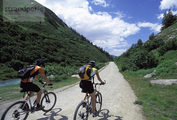 Radfahrer  Val Veny in der Nähe von Courmayeur  Valle d ' Aosta  Italien  Europa