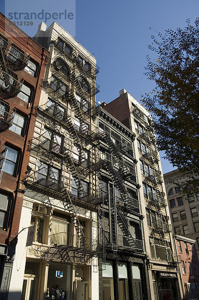 Fire Escapes auf der Außenseite der Gebäude in Spring Street  Soho  Manhattan  New York City  New York  Vereinigte Staaten  Nordamerika