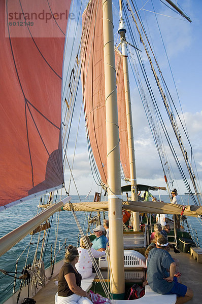 Rote Segel auf Segelboot  die Touristen für Sonnenuntergangskreuzfahrt  Key West  Florida  Vereinigte Staaten von Amerika  Nordamerika nimmt