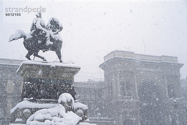 Schnee fällt auf die Statue von Vittorio Emanuele  Mailand  Lombardei  Italien  Europa