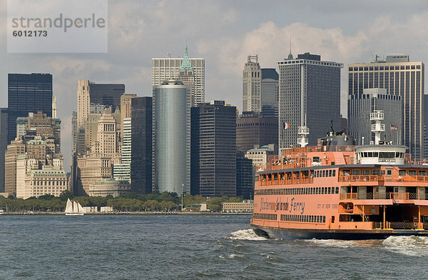 Die berühmten orange Staten Island Ferry nähert untere Manhattan  New York  Vereinigte Staaten von Amerika  Nordamerika