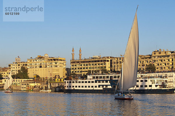 Feluke Segeln auf dem Nil bei Assuan  Ägypten  Nordafrika  Afrika