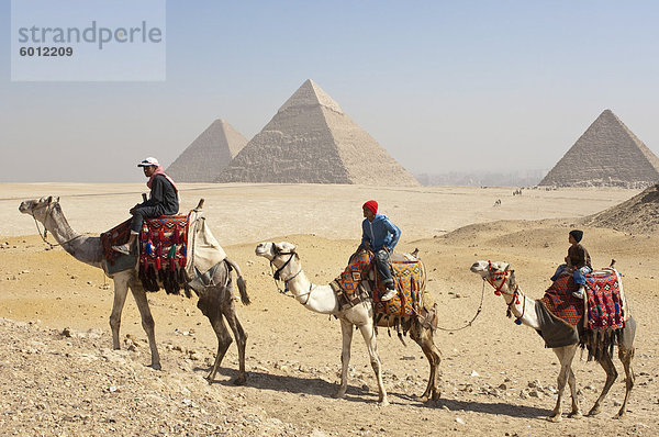 Die Pyramiden  Gizeh  UNESCO Weltkulturerbe  in der Nähe von Kairo  Ägypten  Nordafrika  Afrika