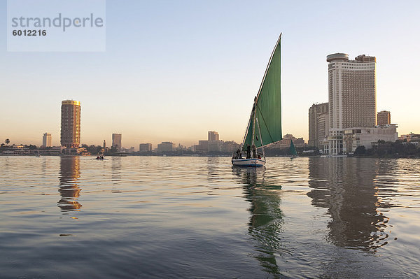 Eine Feluke auf dem Nil  Kairo  Ägypten  Nordafrika  Afrika