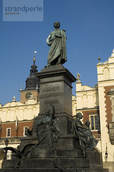 Statue des romantischen Dichters Mickiewicz vor die Tuchhallen (Tuchhallen)  Marktplatz (Rynek Glowny)  Old Town District (Stare Miasto)  Krakow (Krakau)  UNESCO Weltkulturerbe  Polen  Europa