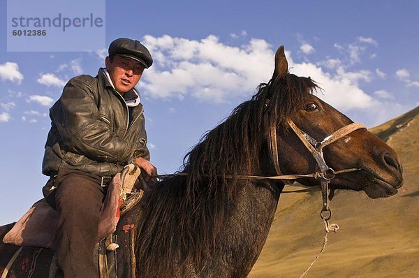Reiter mit seinem Pferd in der Wildnis  Song Kol  Kirgisistan  Zentral-Asien  Asien