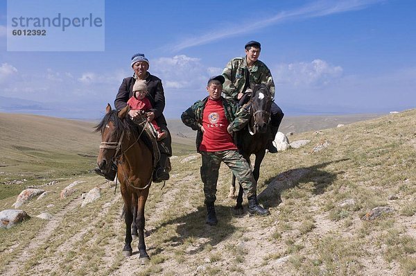 Nomad-Familie mit Pferden  Song Kol  Kirgisistan  Zentral-Asien  Asien