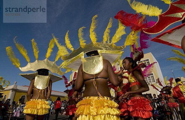 Frauen in bunten Karneval Kostüm tanzen  Mindelo  Sao Vicente  Kap Verde  Afrika