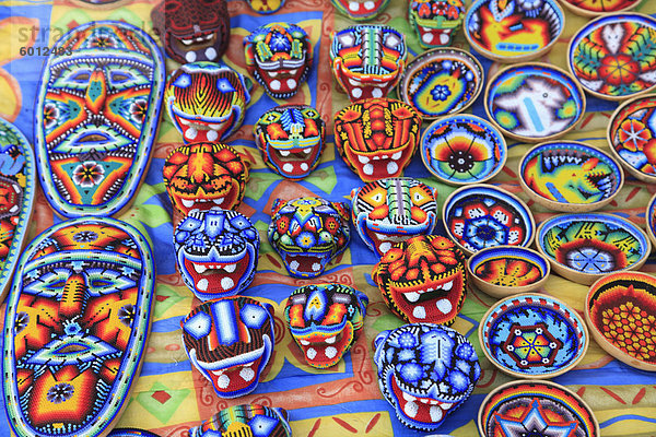 Huichol Kunsthandwerk auf den Markt  Patzcuaro  Michoacan Zustand  Mexiko  Nordamerika