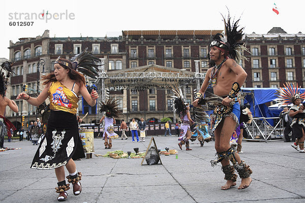 Aztekische Tänzer  Zocalo  Plaza De La Constitucion  Mexiko-Stadt  Mexiko  Nordamerika